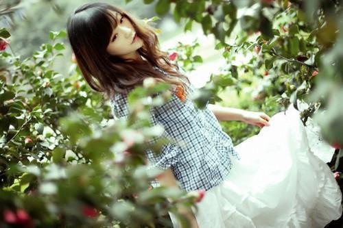 槐阴别院宜清昼，入座春风秀。美人图子阿谁留。