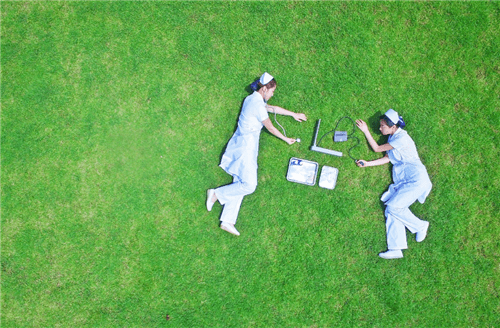 以512护士节的为话题的作文5篇